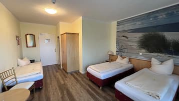 Classic-Dreibettzimmer, Nichtraucher, eigenes Bad | Schreibtisch, laptopgeeigneter Arbeitsplatz, schallisolierte Zimmer