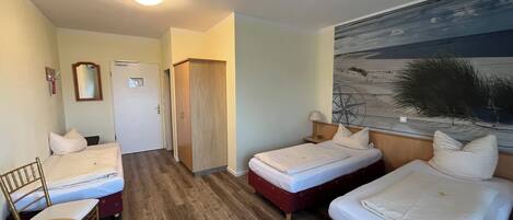 Tremannsrom – classic, ikke-røyk, privat bad | Skrivebord, skrivebord for bærbar PC, lydisolert og strykejern/-brett