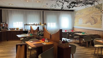 Tägliches Frühstücksbuffet gegen Gebühr