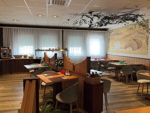 Sarapan prasmanan setiap hari (EUR 14.5 per orang)