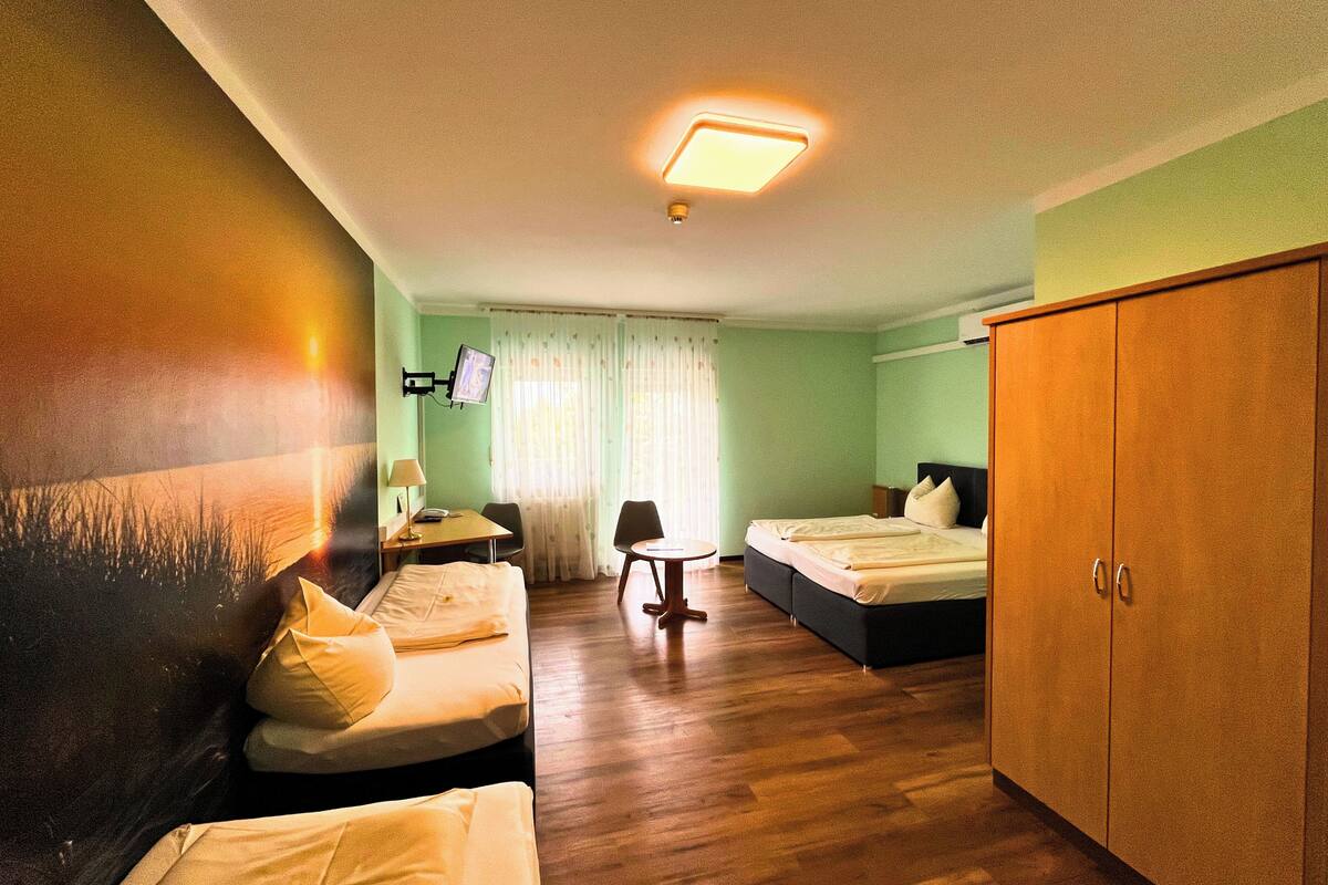Habitación cuádruple, baño privado | Escritorio, espacio para trabajar con laptop y insonorización