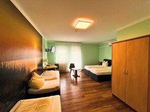 Habitación cuádruple, baño privado | Escritorio, espacio para trabajar con laptop y insonorización 