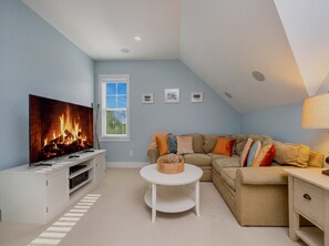 Fernseher, Kamin, Bücher