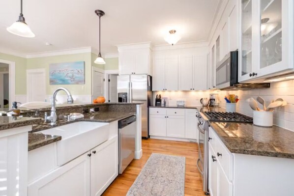 Frigorífic, microones, forn i placa de cuina 