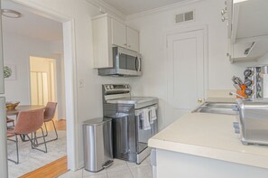 ثلاجة، ميكروويف، فرن، غسالة أطباق