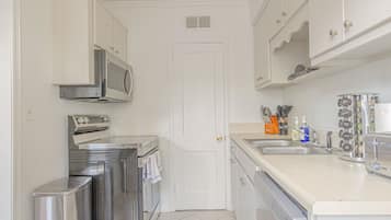 Een koelkast, een magnetron, een oven, een vaatwasser