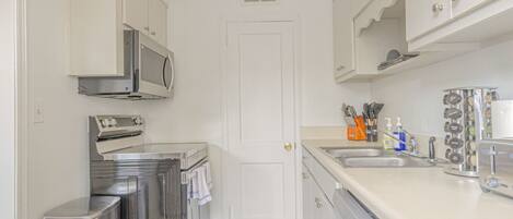 Réfrigérateur, micro-ondes, four, lave-vaisselle