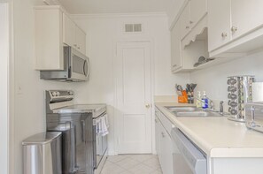 Geladeira, micro-ondas, fogão, lava-louças