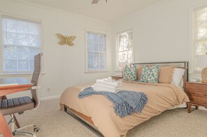 2 عدّة غرف نوم ومكواة/لوح كي وواي فاي مجانًا وملاءات أسرّة