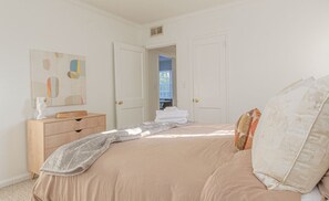 2 bedrooms, iron/ironing board, free WiFi, bed sheets