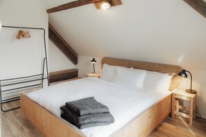 8 bedrooms, WiFi, bed sheets