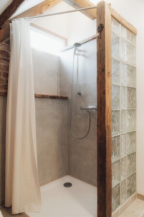 Douche, sèche-cheveux, serviettes fournies, savon