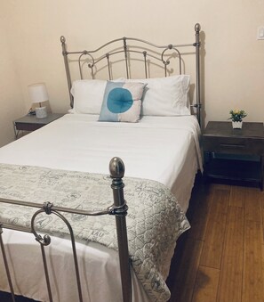 2 habitaciones, caja de seguridad en la habitación y escritorio 