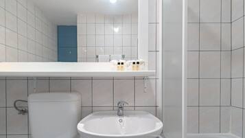 Douche, sĂšche-cheveux, serviettes fournies