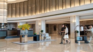 A spacious lobby with a high ceiling, a bar area, and a seating arrangement. - Intercontinental Zhengzhou Zhengdong, by IHG (Zhengzhou)