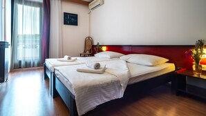 Room - Hotel Issa - Double Room Park View 26 (Vis)