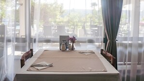 Dining - Hotel Issa - Double Room Park View 26 (Vis)