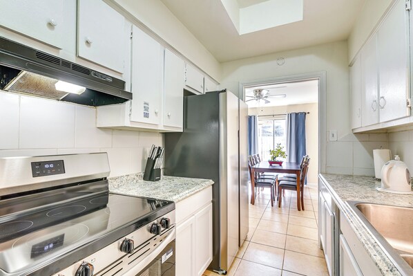 Fridge, microwave, stovetop, dishwasher