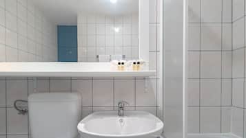 Douche, sèche-cheveux, serviettes fournies