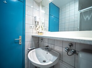 Douche, sèche-cheveux, serviettes fournies
