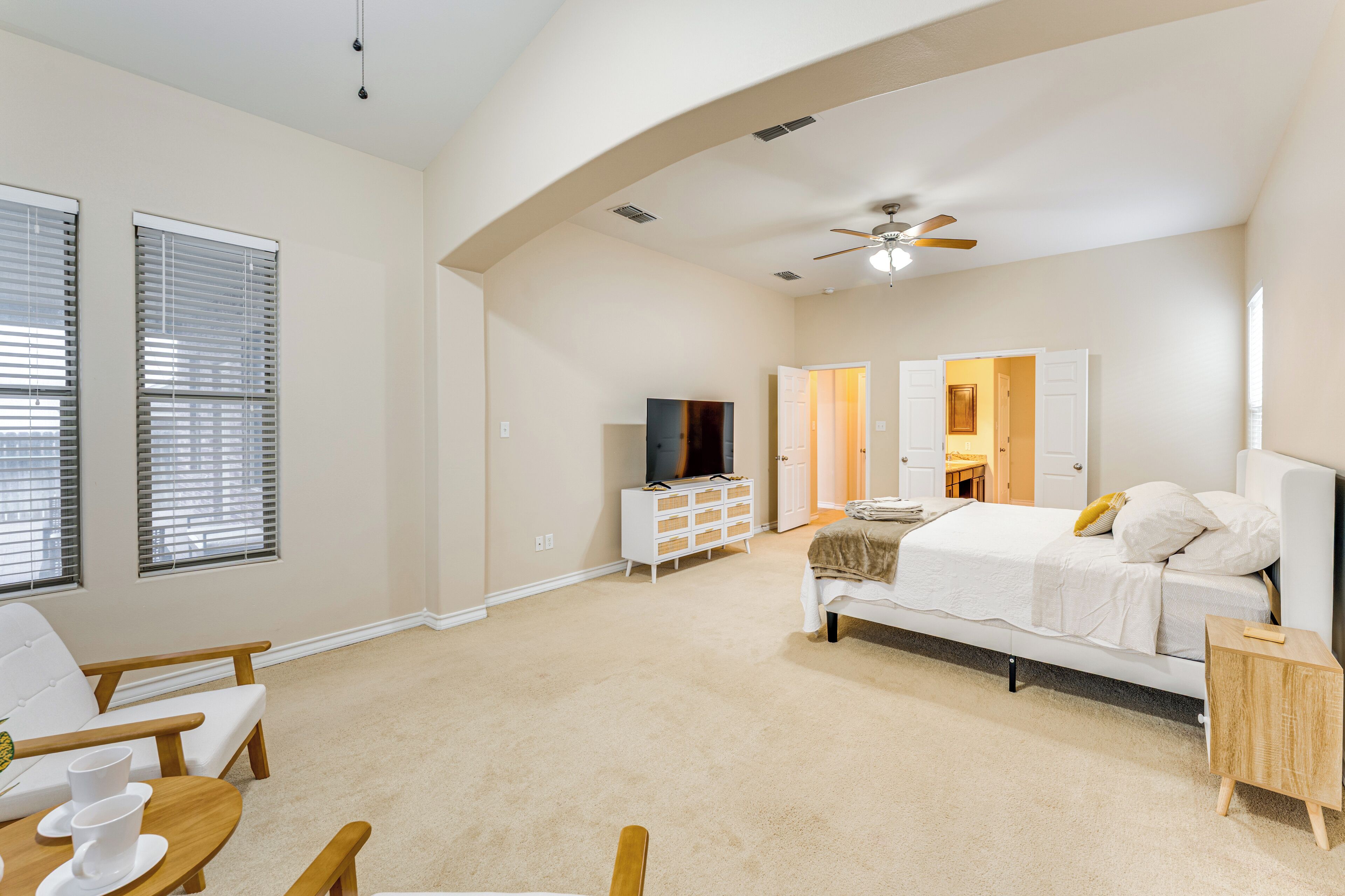 5 bedrooms, desk, iron/ironing board, internet