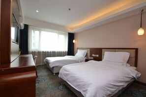 A hotel room with two beds, a desk, a TV, and a window with curtains. - Homeinn Ripple Hotel (Harbin Xuefu Road Kaide Plaza) (Harbin)