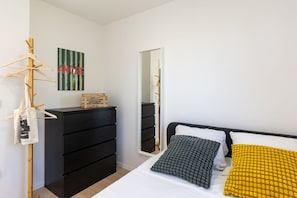 2 bedrooms, iron/ironing board, Internet, bed sheets