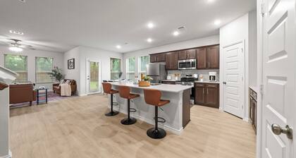 Luxurious 4 Bed Duplex Getaway!