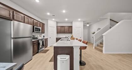 Luxurious 4 Bed Duplex Getaway!