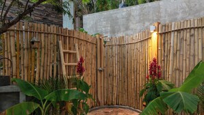 A bamboo fence with a ladder and a small birdhouse. - Monte LaLaLa - Eco-Lodge à Mermejita - Vue imprenable depuis la piscine! (Oax.)
