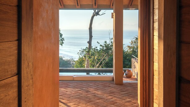 A wooden corridor leading to a balcony with a view of the sea. - Monte LaLaLa - Eco-Lodge à Mermejita - Vue imprenable depuis la piscine! (Oax.)