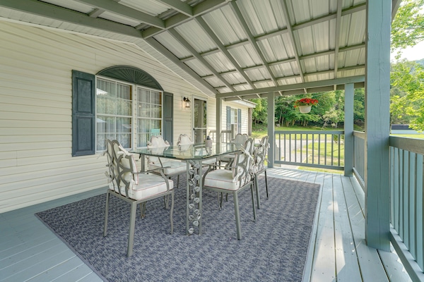 Belle Vacation Rental | 3BR | 2BA | 1,090 Sq Ft | 6 Steps to Enter