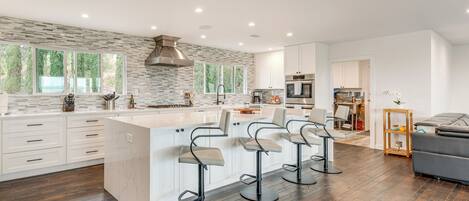 Kühlschrank, Mikrowelle, Herdplatte, Geschirrspüler