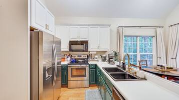 Fridge, microwave, stovetop, dishwasher