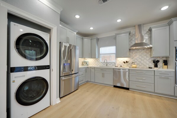 Fridge, microwave, stovetop, dishwasher