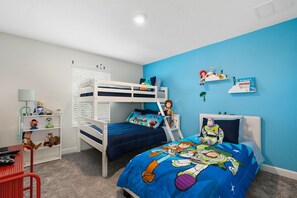 4 bedrooms, iron/ironing board, internet, bed sheets