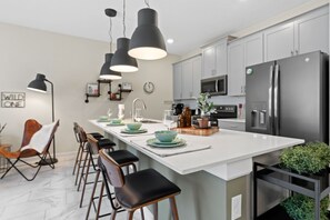 Réfrigérateur, micro-ondes, four, lave-vaisselle