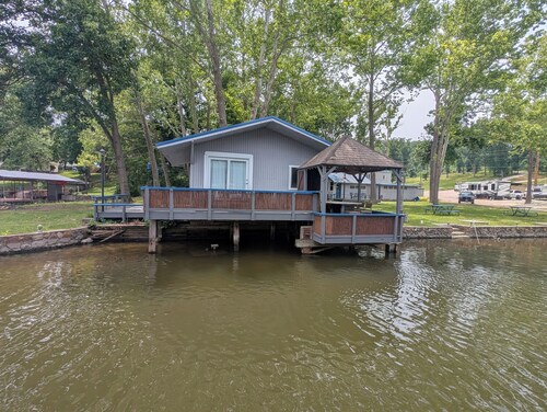 Lakeside Tiki Cottage-1 bedroom Studio cottage in delightful Gravois Mills