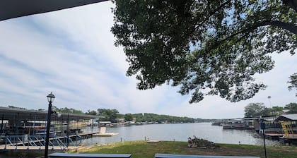 Lakeside Tiki Cottage-1 bedroom Studio cottage in delightful Gravois Mills