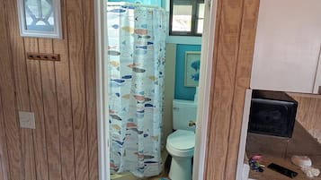 Douche, serviettes fournies, papier toilette