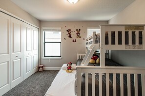 3 habitaciones, tabla de planchar con plancha, internet y ropa de cama 