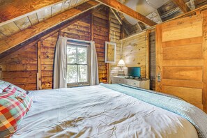 3 bedrooms, desk, internet, bed sheets