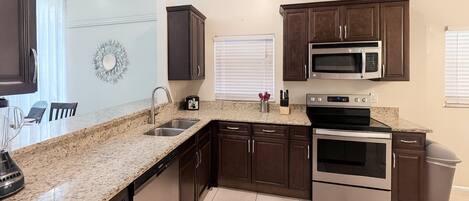 Réfrigérateur, four à micro-ondes, un four, lave-vaisselle