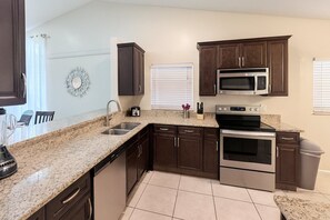 Réfrigérateur, micro-ondes, four, lave-vaisselle