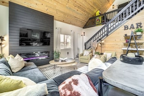 TV, fireplace, books - Walk to Trails: Modern Munds Park Mountain Retreat (Sedona)