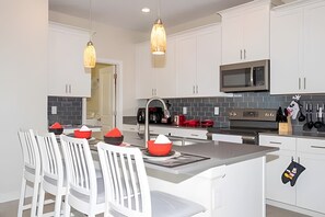 Kjøleskap, mikrobølgeovn, ovn og oppvaskmaskin