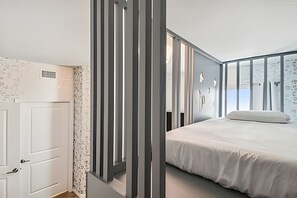 3 bedrooms, iron/ironing board, bed sheets