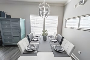 Dining - Townhome 4BR near Disney w/ Resort & Bakery (Kissimmee)