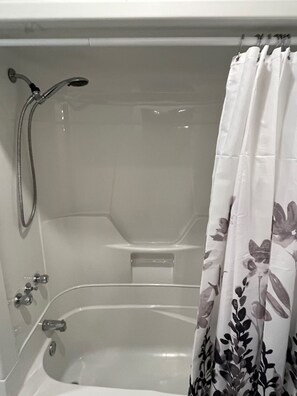 Hair dryer, towels, soap, toilet paper - The “Old School” • Historic Town • Free Parking (Spencerville)