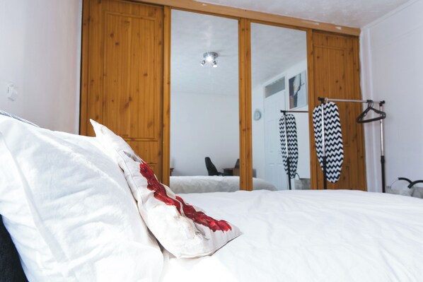 2 Schlafzimmer, Schreibtisch, Bügeleisen/Bügelbrett, kostenloses WLAN